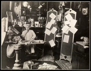David Belasco i sitt arbetsrum i New York, efter 1909 (silvergelatintryck)